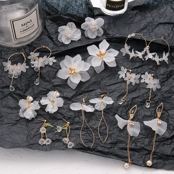 2021 Моден тренд Бели акрилни обеци под формата на цветя, дамски обици-висулки с пискюли от акрил сплав, корейски сватбени обици
