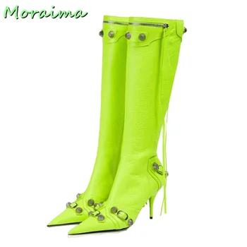 Ботуши до коляното с ресни, които са украсени с метални копчета, на висок ток, флуоресцентно зелено цип отстрани, нови обикновен дамски дълги ботуши за зимата