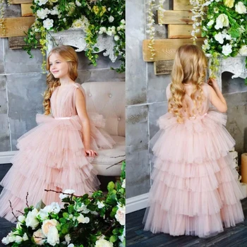 Розови рокли на цветчета за момичетата, дълга реколта дантелени апликации с прозрачно деколте и влак-лък за сватбеното парти, рокля на принцеса за първо причастие