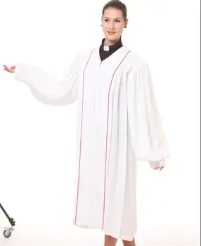 Християнски свещеник в бяло одеяние за изпълнение на химните на църковния хор, Свята работа Лятото, коварен