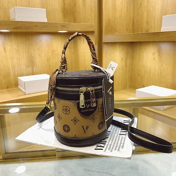 Чанта кофа 2023 Лятна новата модерна преносима чанта през рамо, цилиндрична чанта, чанта през рамо, женски висококачествен женски чантата си и чанта